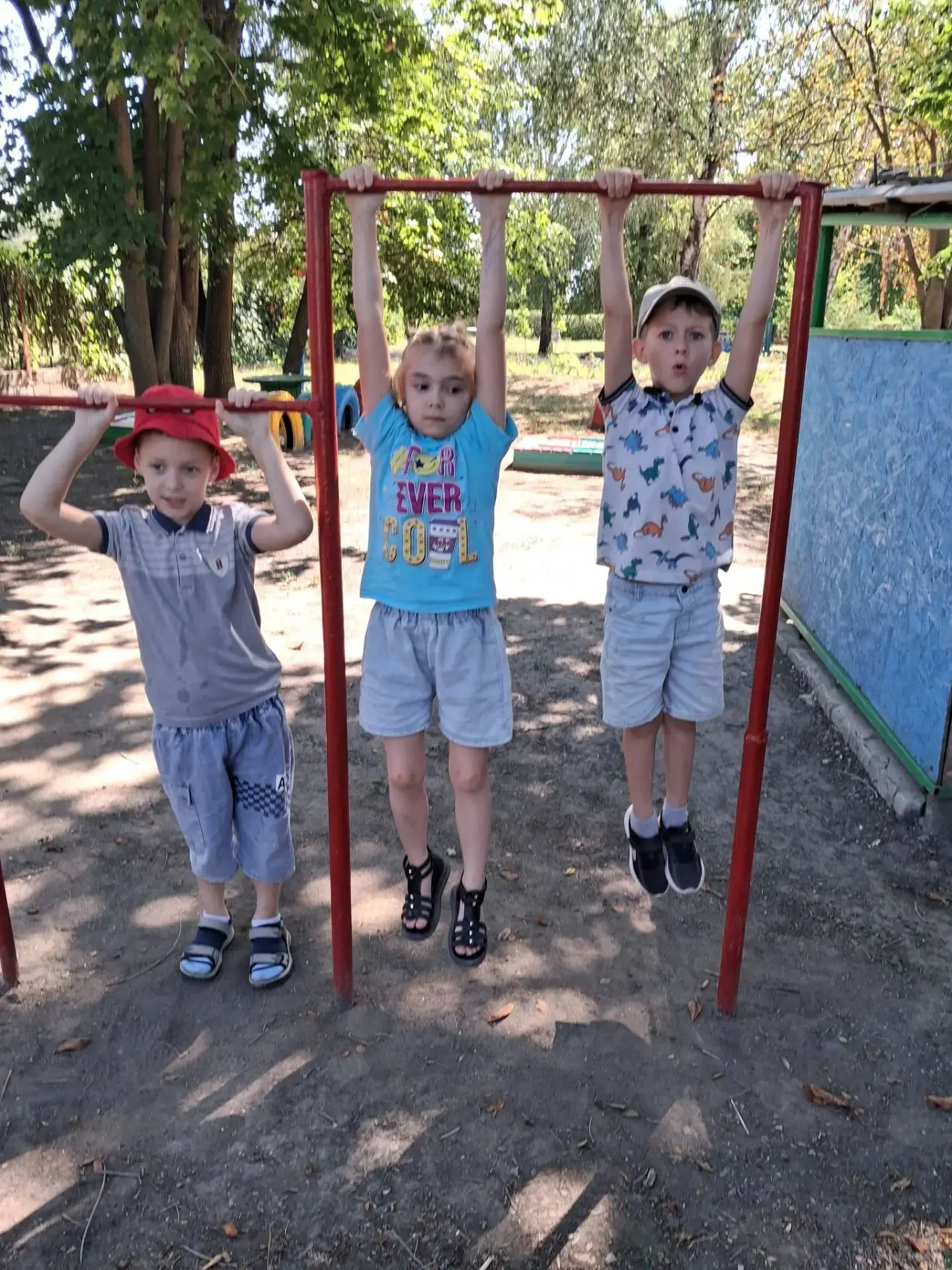 Группа "Родничок "прогулка. Дети на прогулки с удовольствием играли в подвижную игру "З...