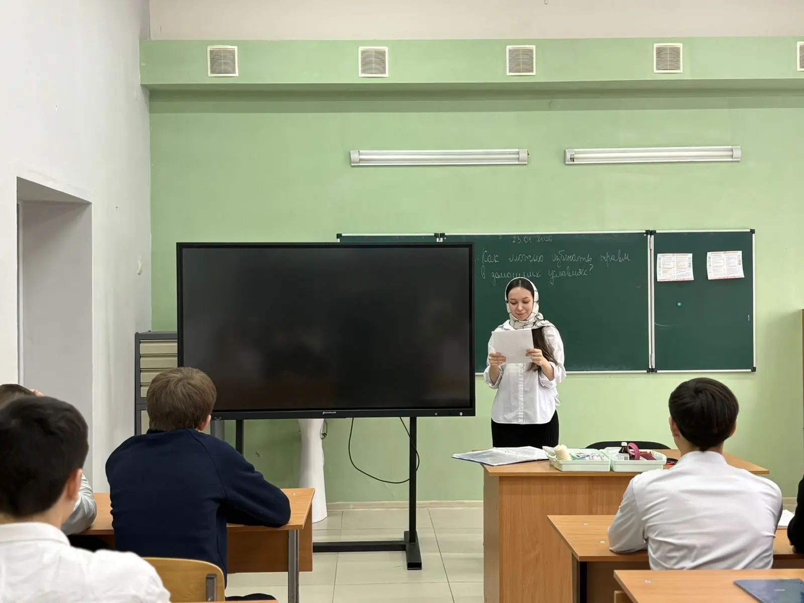В 9 «Б» классе МБОУ «СОШ № 11» г. Грозного обсуждали бытовую безопасность на уроке ОбЗР. Вместе с уч