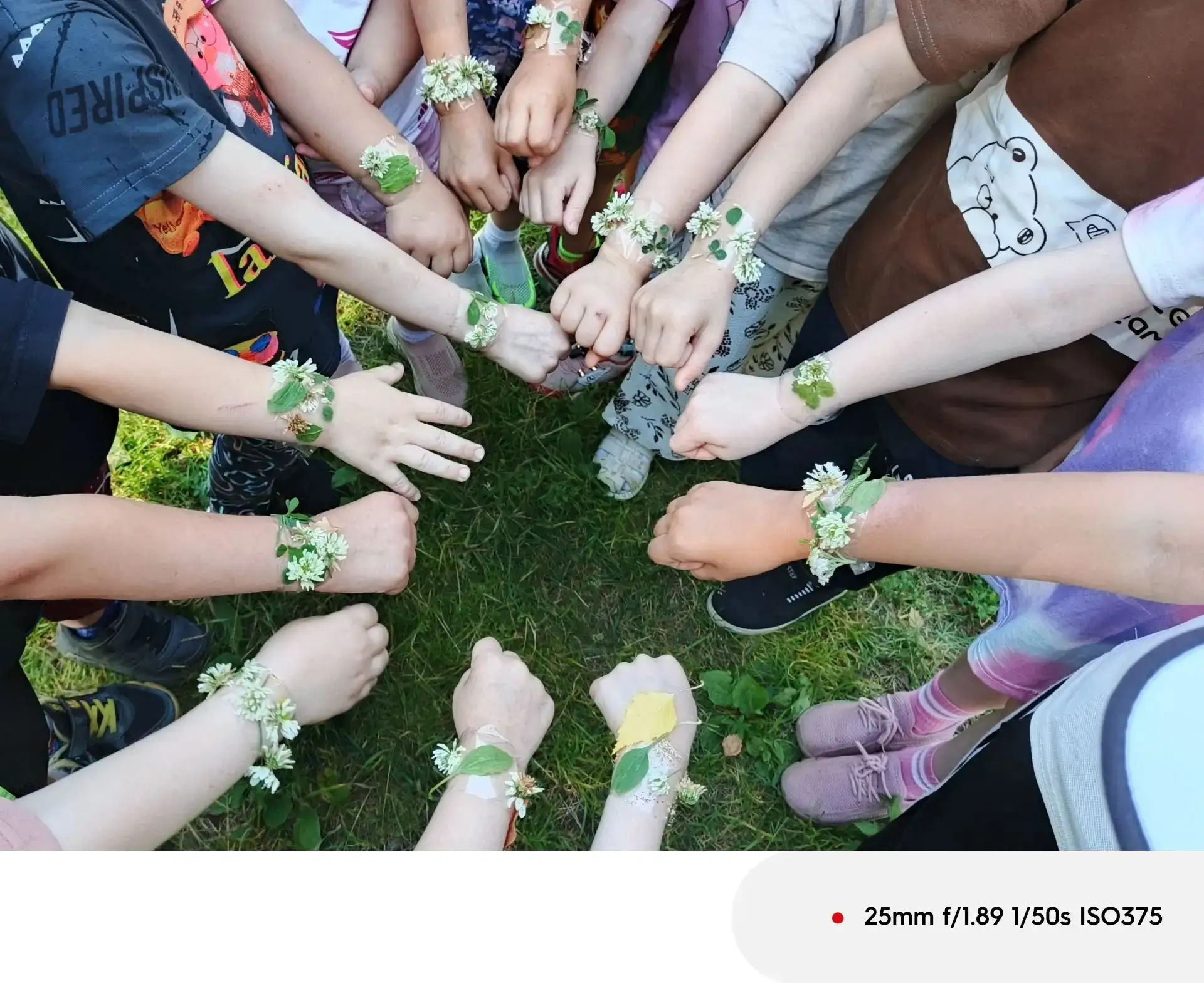 👦👧Будни нашего детского сада🌸

На прогулке ребята мастерили браслетики!🌸
 Для этого использовали