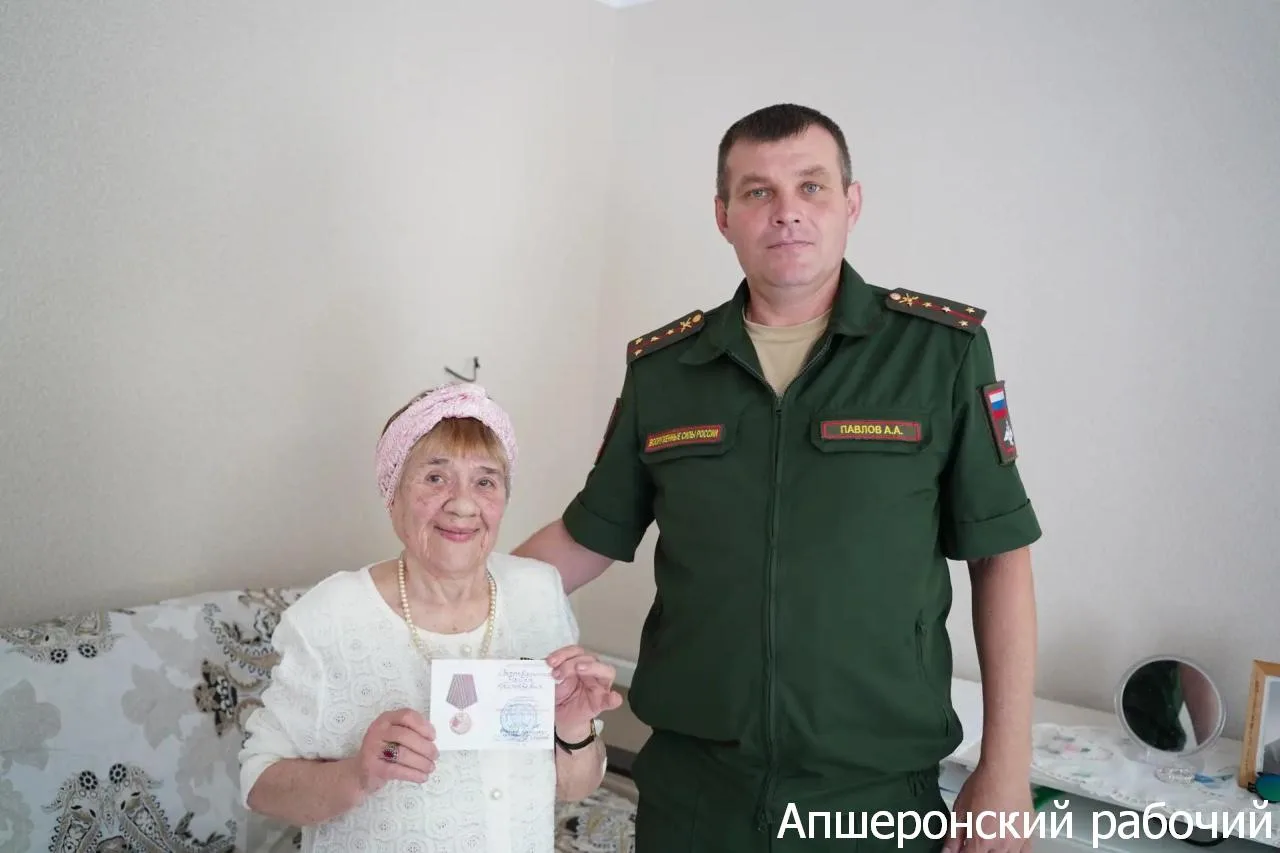 Труженице тыла в Апшеронске вручили медаль

Труженице тыла Раисе Сыроквашеной 4 июня исполнилось 97 