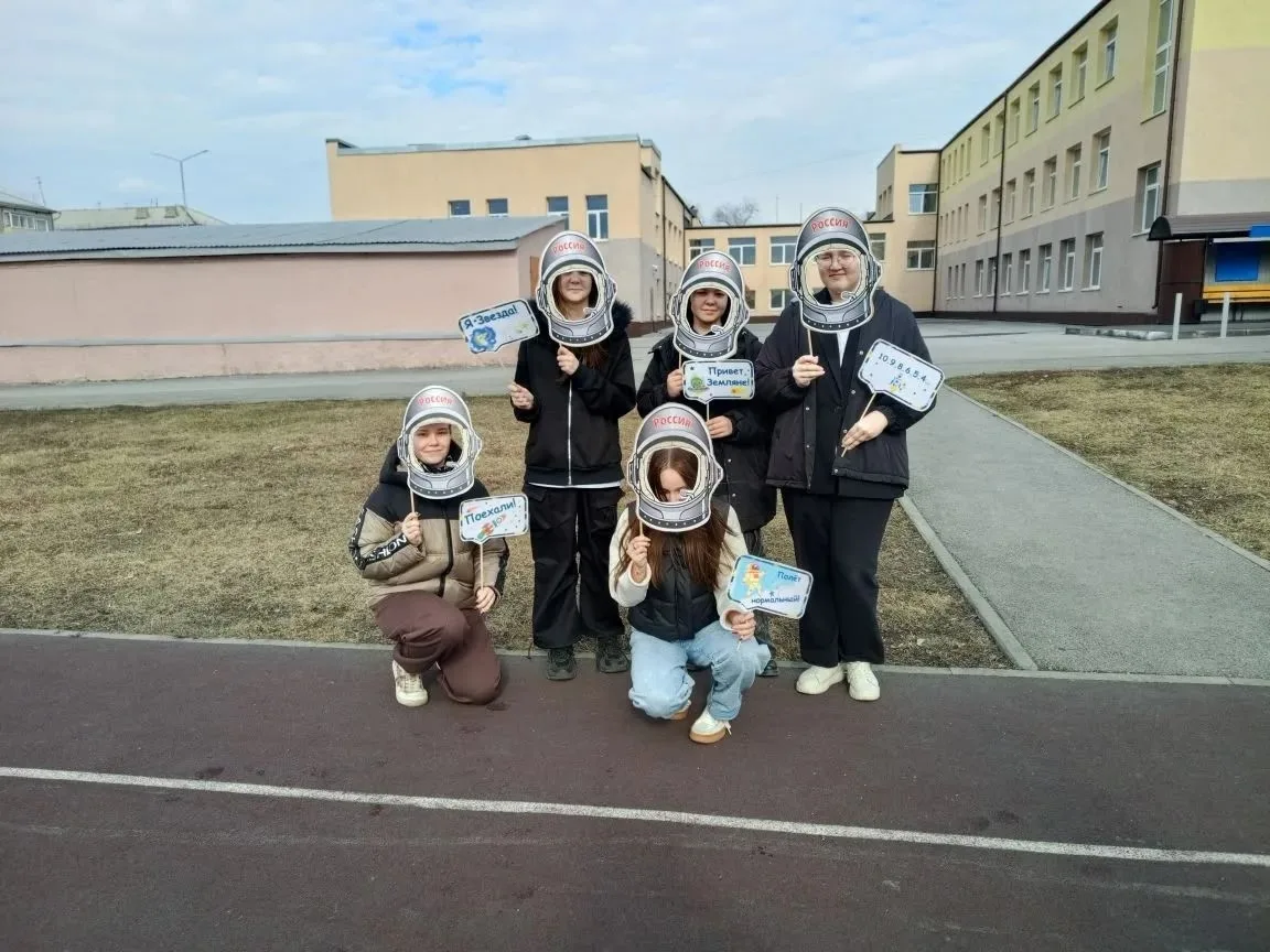 📸 Улыбка Гагарина живёт в нашей школе!  Сегодня наши ученики присоединились к Всероссийской просвети