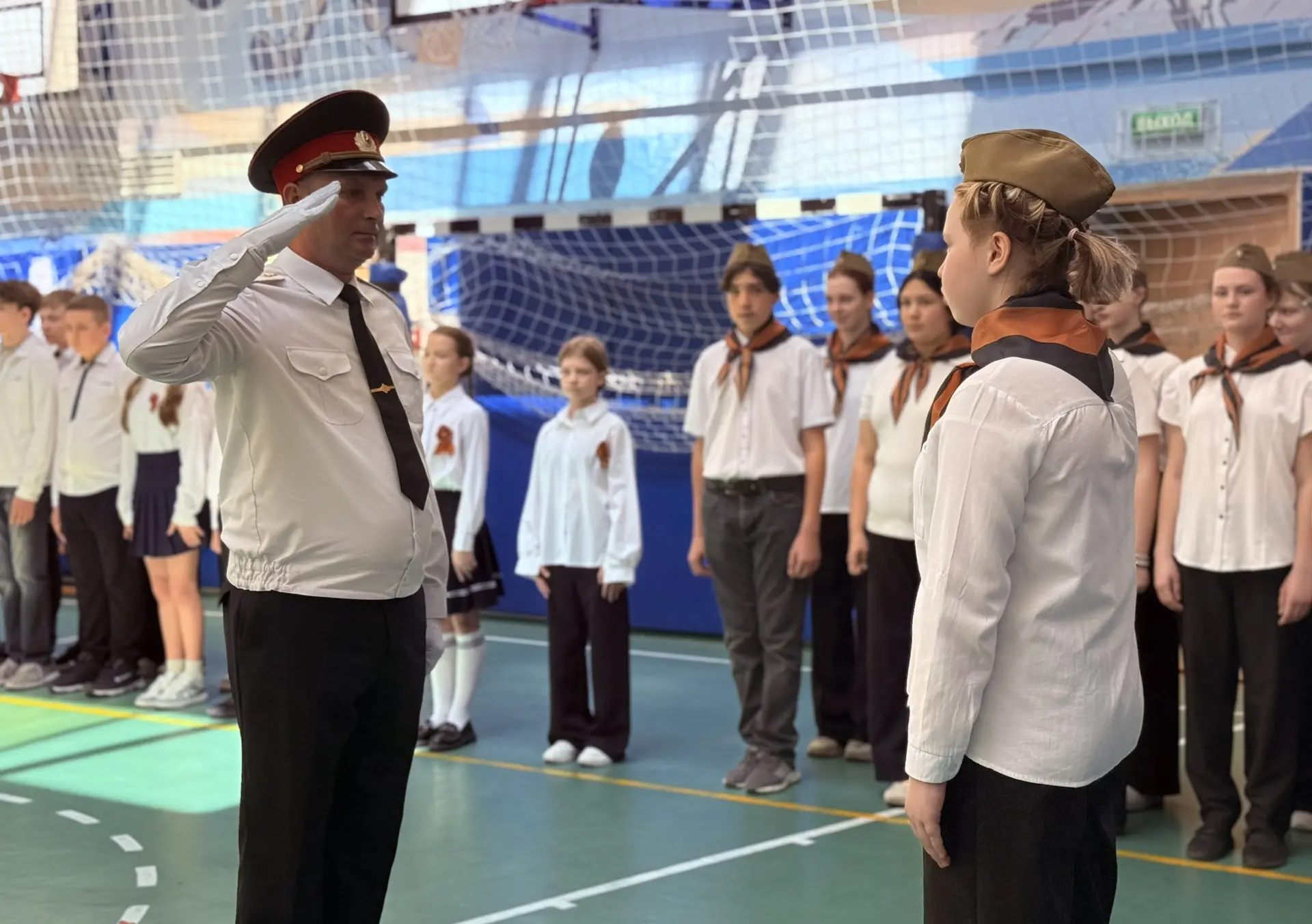 Защитники растут! 💪 Как у нас прошел «Смотр строя и песни»  В нашей школе прошел ежегодный смотр, по