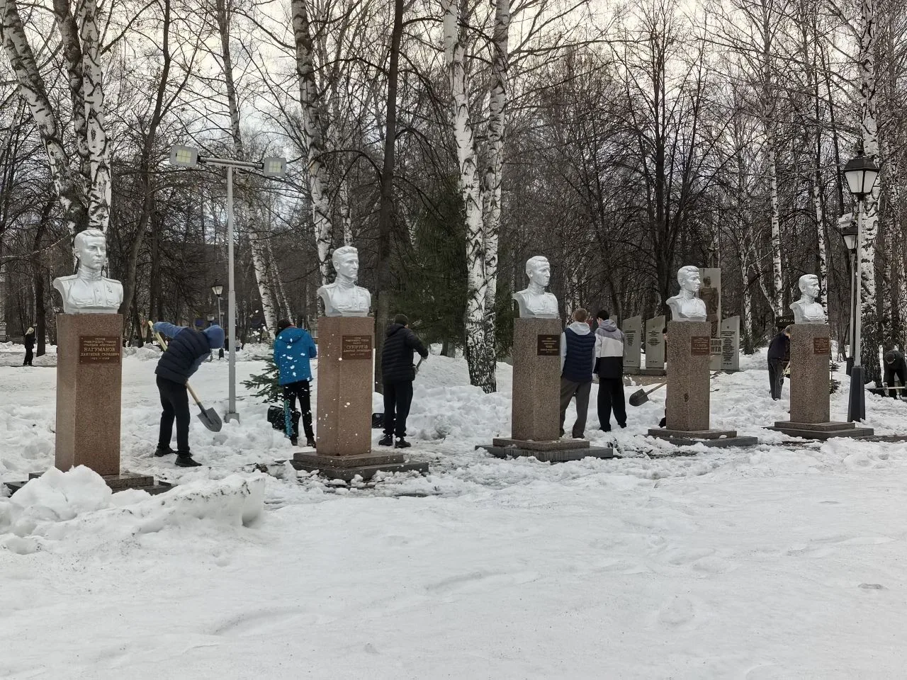 Стерлитамак сегодня вышел на первый весенний субботник. Рыхлили снег, собирали мусор, оставшийся пос