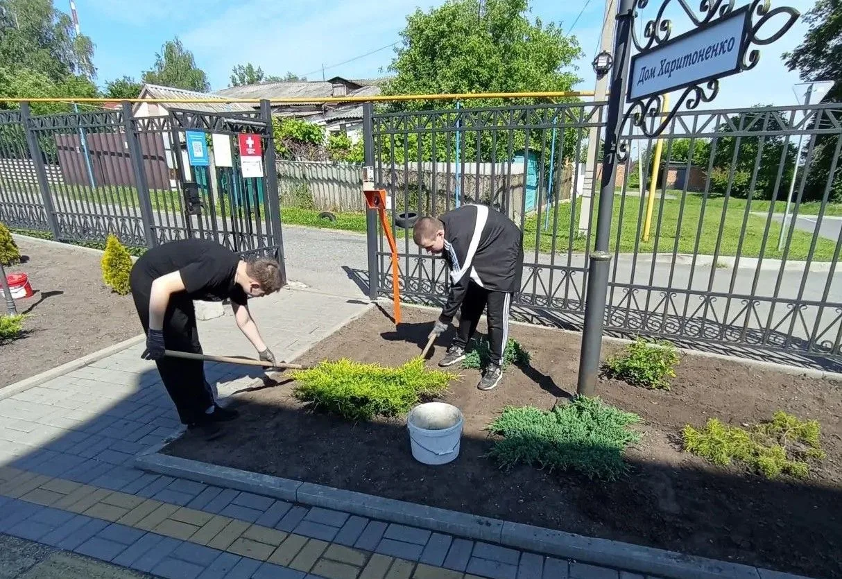 🌞 Лето — отличное время для первых трудовых побед!
В нашем округе стартовала традиционная программа