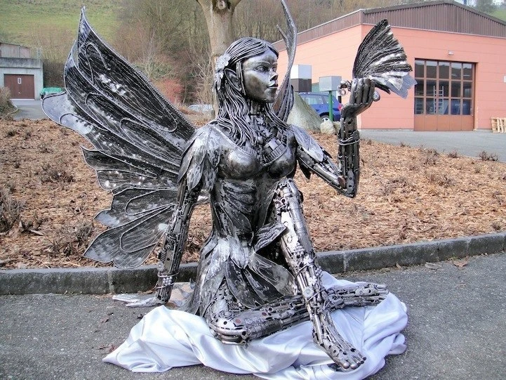 Tom Samui. Скульптура из автомобильного хлама.