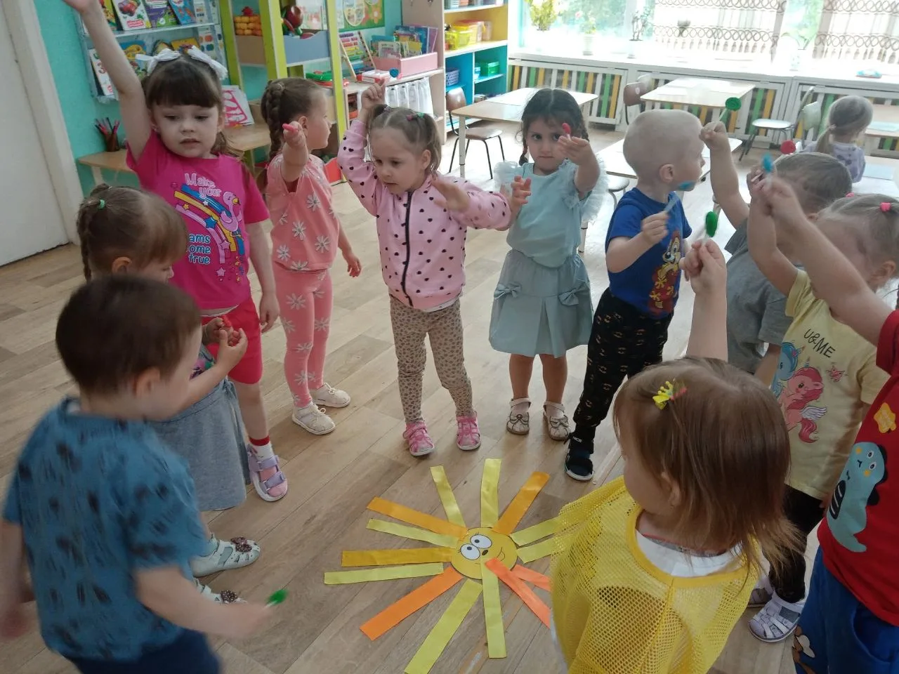 9 июня отмечается международный день друзей😊
Воспитанники второй младшей группы «Паровозик» весело 