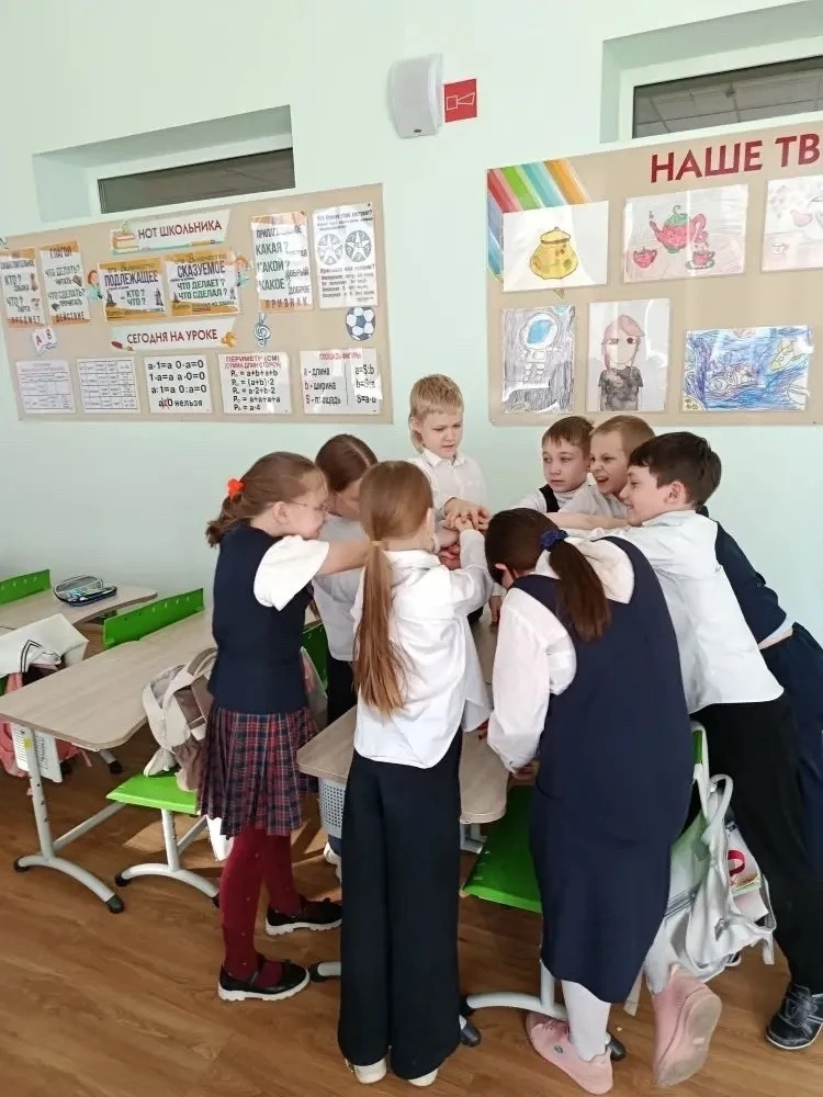 Всю неделю ребята 3 д класса активно участвовали в мероприятиях, связанных с математикой. Ежедневно 