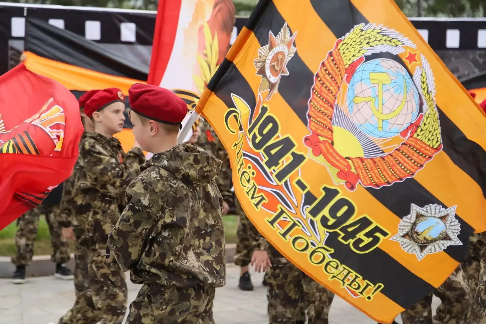 В День Победы 4-В класс выступил на фестивале «Знамёна славы»   В рамках мероприятия наградили участ