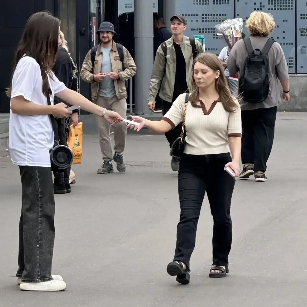 Раздача листовок с аудиорекламой (г. Москва)