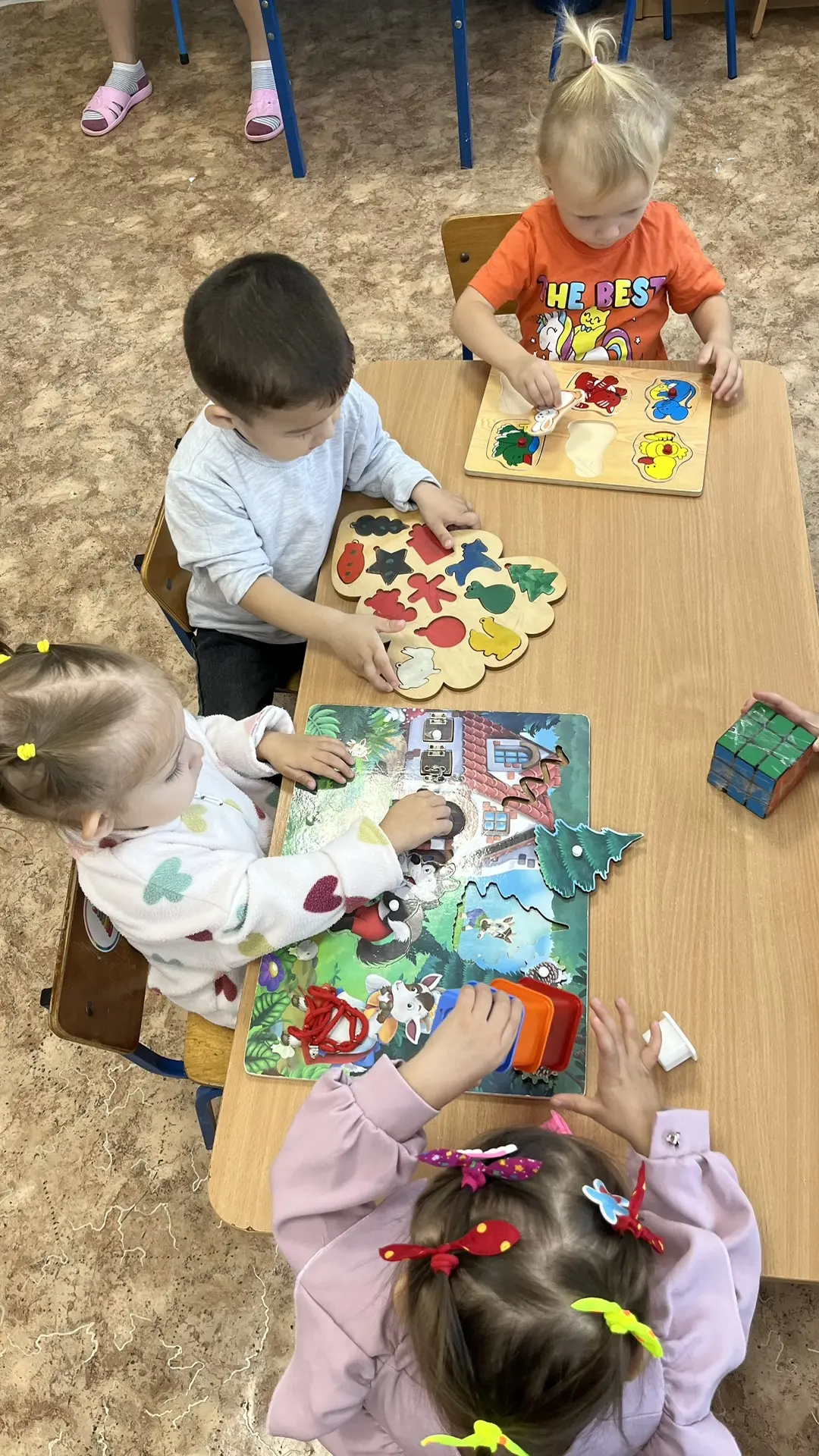 🧩Складываем мир из кусочков: как настольные игры развивают нашу младшую группу!