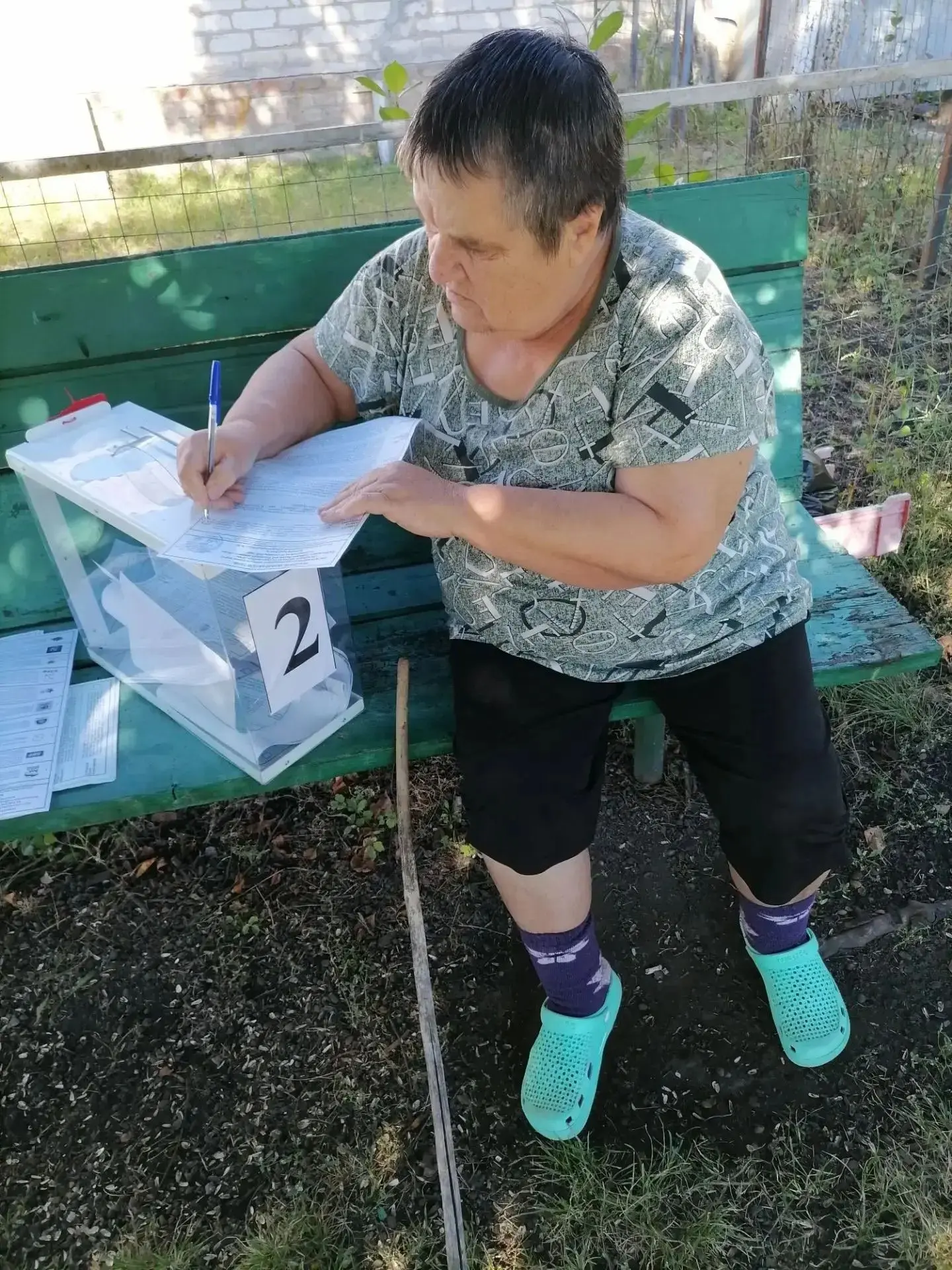 Голосование в Воробьёвском районе идет полным ходом. Граждане почтенного возраста голос...