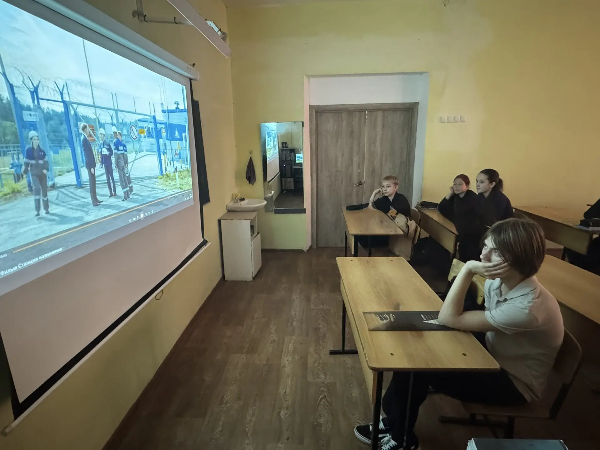 В рамках проекта «Киноуроки в школах России» обучающиеся 9в класса 30 сентября 2026г по...