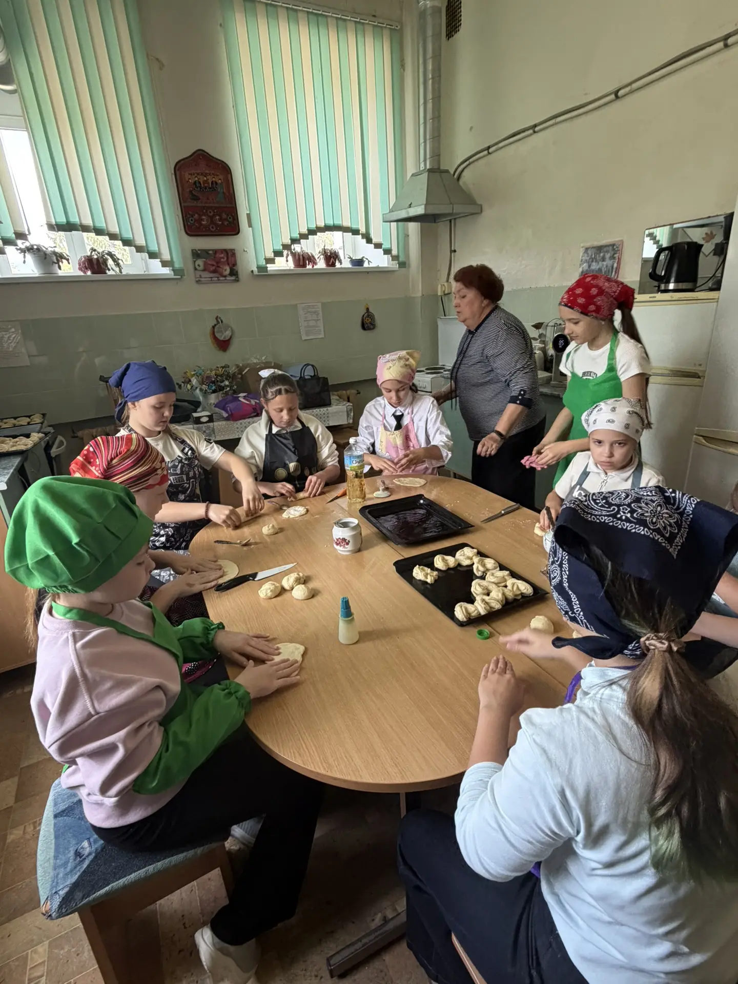 Уроки бывают разные. Урок технологии в 5 классе. Галина Викторовна учит девчат печь плю...