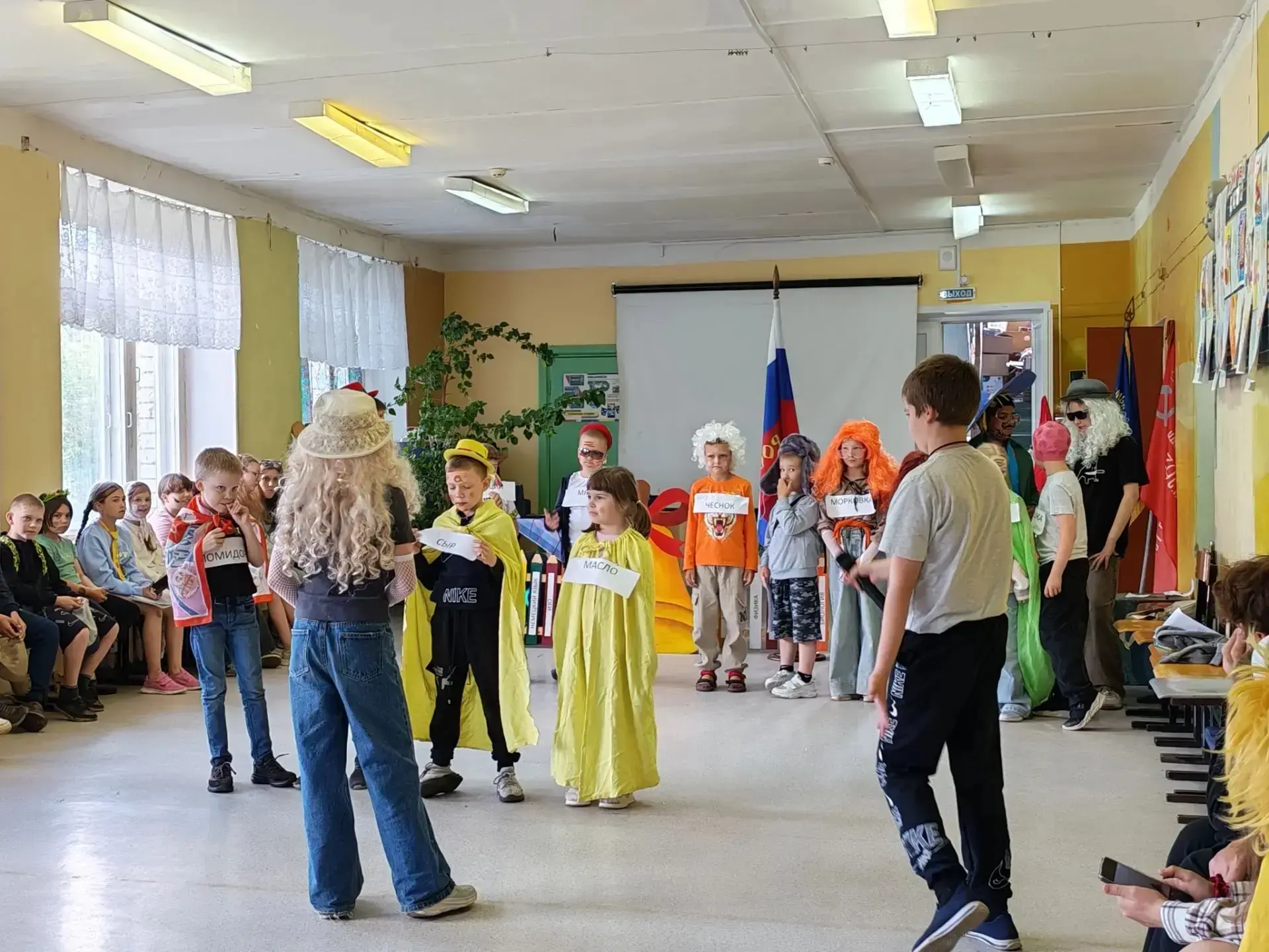 🇷🇺 Вчера в школьном лагере был день национальной кухни!
Устроили костюмированное шоу «Шкатулка рец