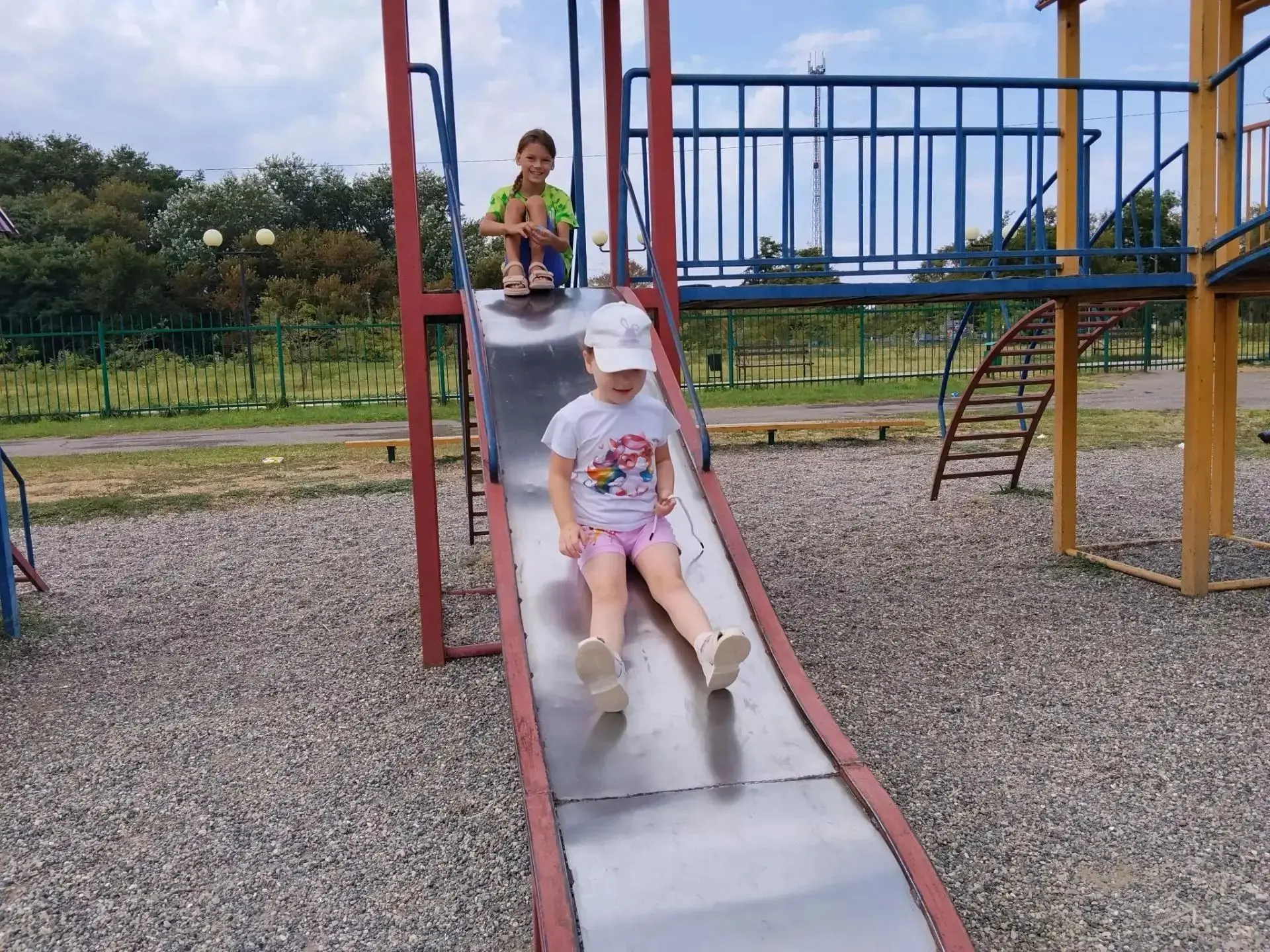 Тринадцатый день на пришкольной площадке вновь начался с бодрой и активной зарядки.