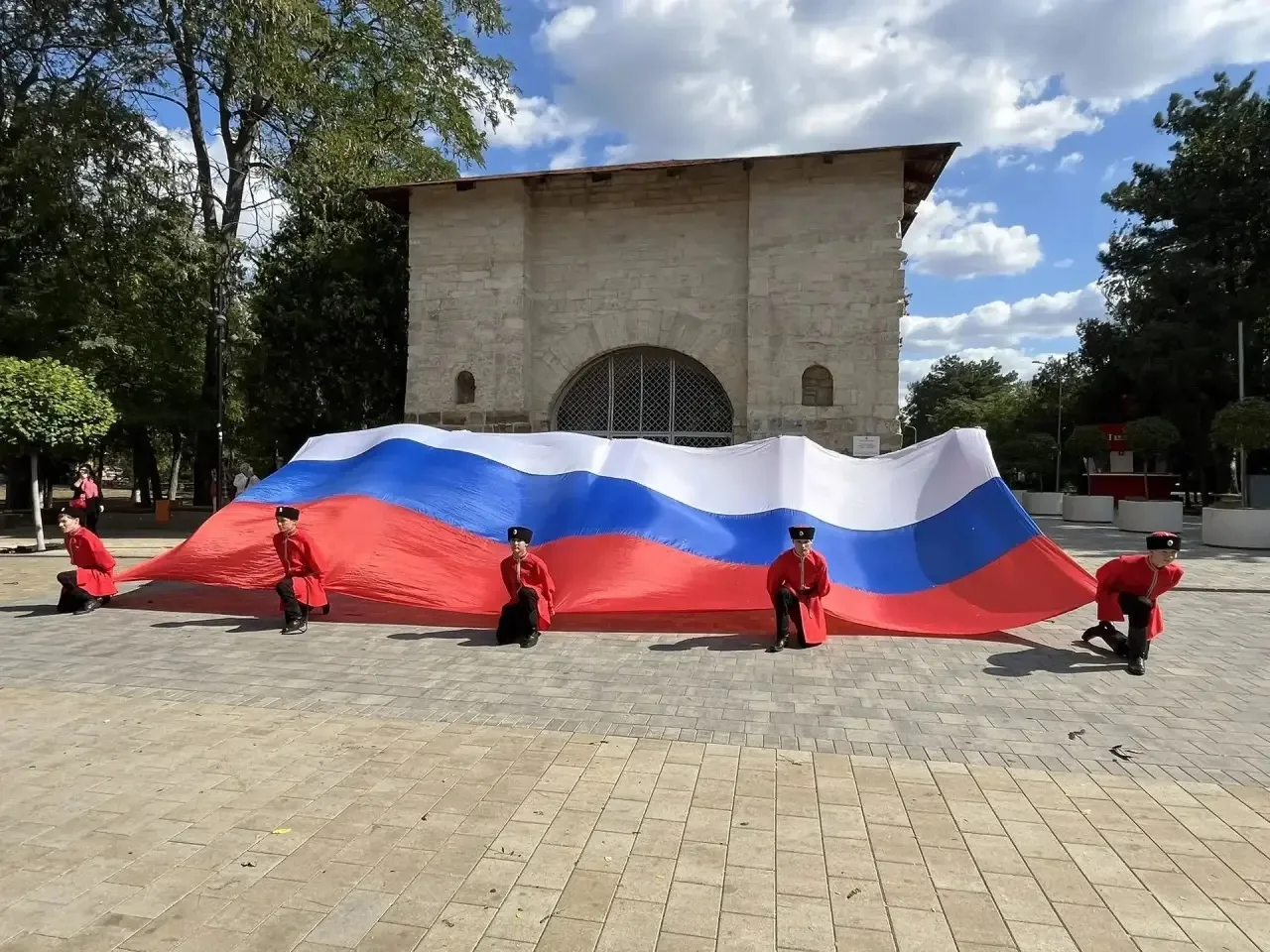 Сегодня у памятника «Русские ворота», состоялось торжественное развертывание флага Росс...
