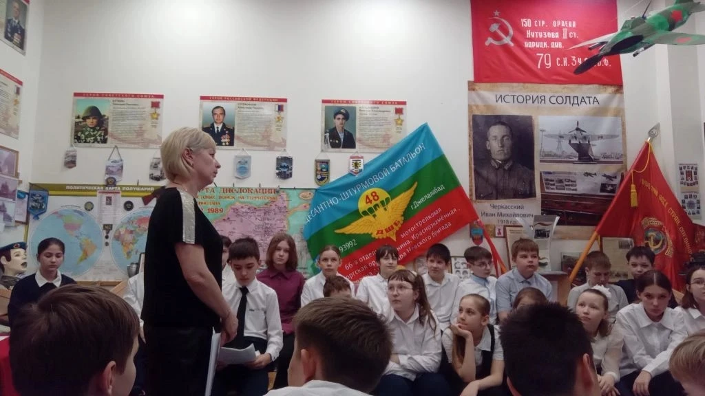 Литературная гостиная!  Тема встречи: стихи с передовой «Долг. Честь. Родина». Встреча проходила в ш