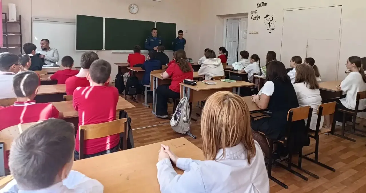 В МБОУ ООШ № 15 им. Е. Я. Савицкого состоялось занятие, посвящённое Дню гражданской обо...