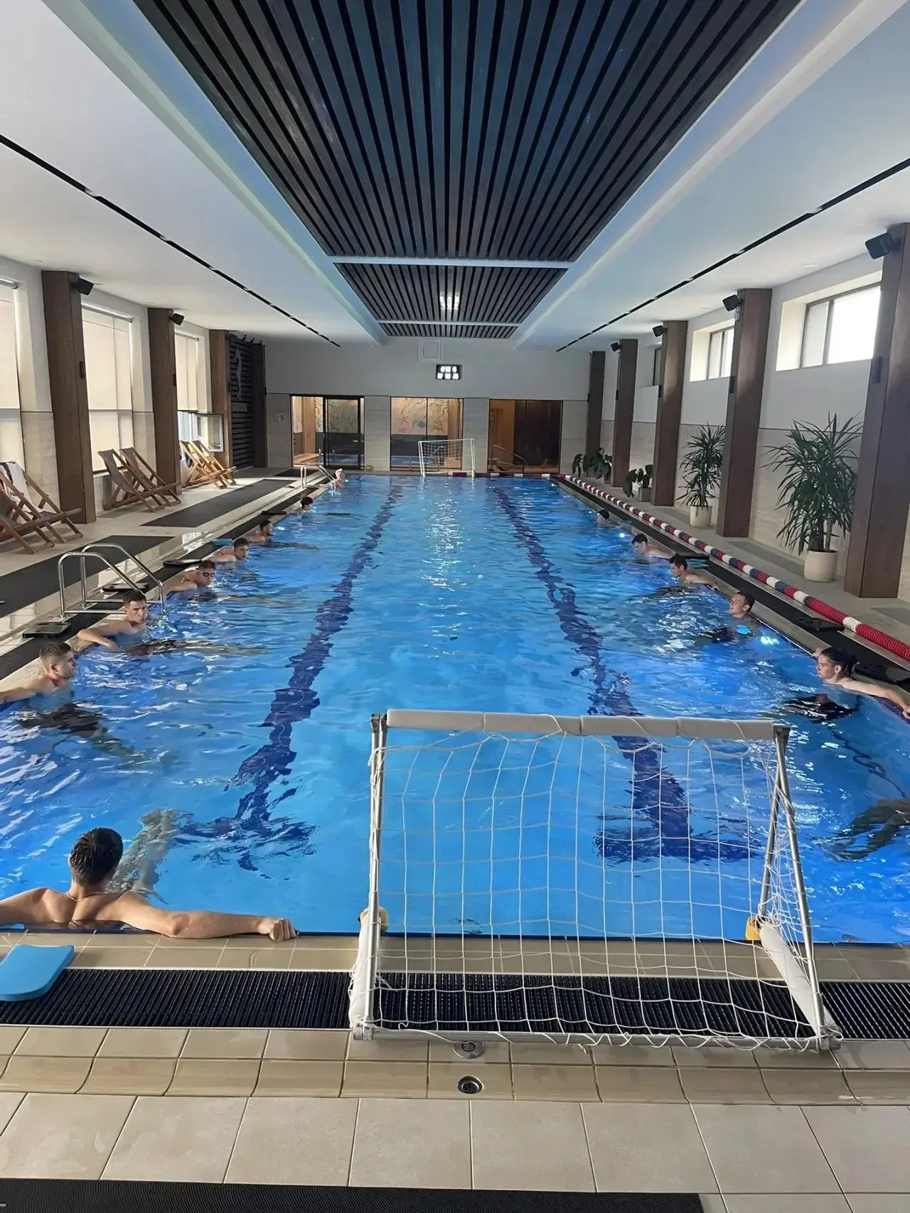 🏊‍♂ Бассейн — неочевидный, но очень мощный инструмент подготовки волейболиста! 🏐