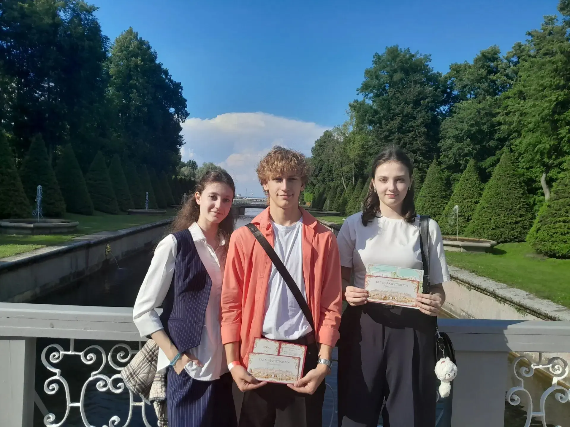 🎓 Звёздный вечер в Петергофе: наши медалисты на балу!

30 июня в Нижнем парке Петергофа прошёл трад