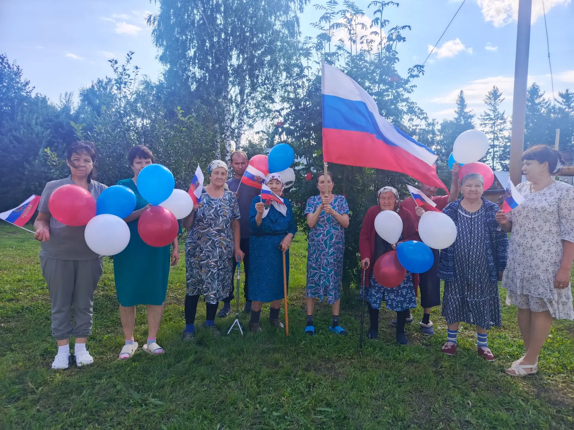 🇷🇺В преддверии Дня Государственного флага в доме- интернате прошла патриотическая акц...