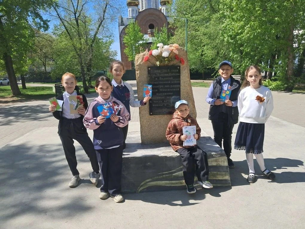 🇷🇺 Ученики младших классов вышли на прогулку с самой важной миссией — дарить тепло и память. Ребята 