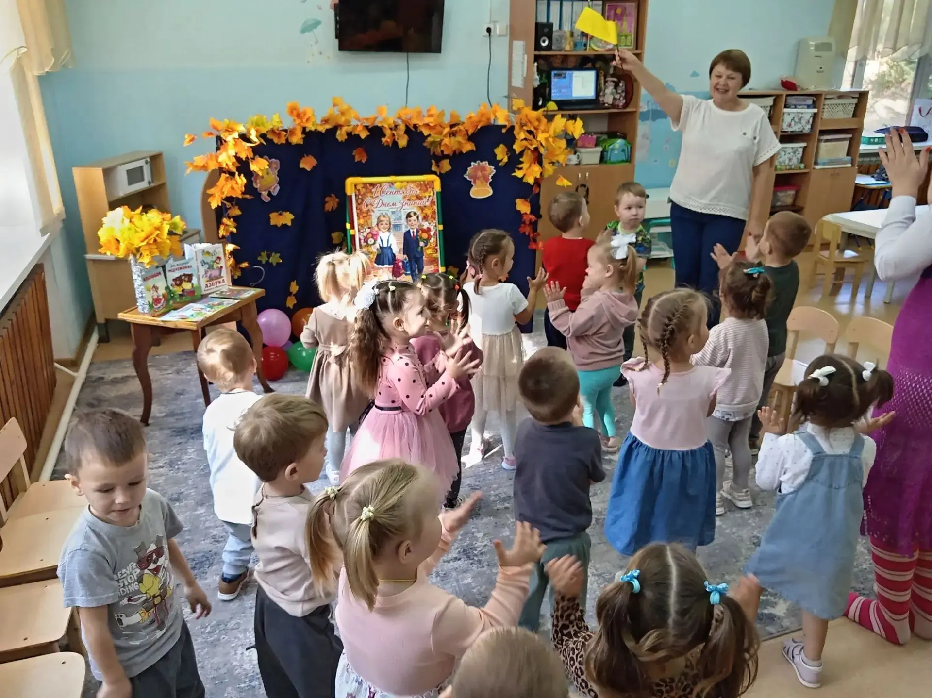 День знаний прошел весело и задорно у малышей группы "Почемучки". Озорная Маша и Медвед...