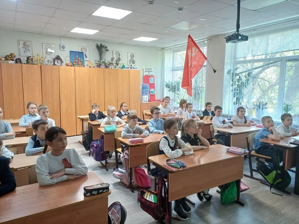 В рамках акции «Уроки мужества» во 2 «Б» и 8 «Д» классах прошли тематические мероприятия, посвященны