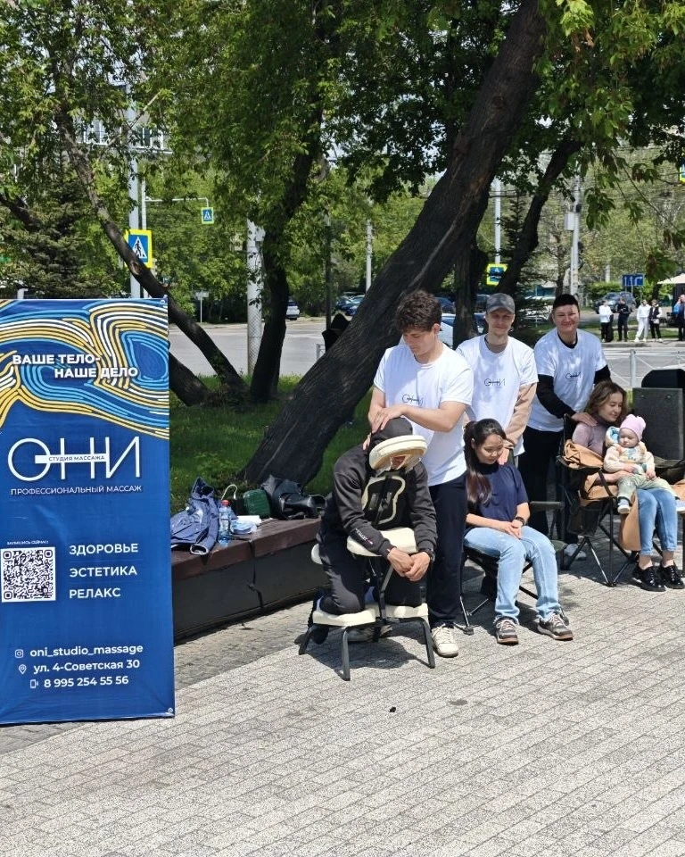 Сегодня мы на празднике для мам и детей «Едем в лето» возле театра кукол «Аистёнок»