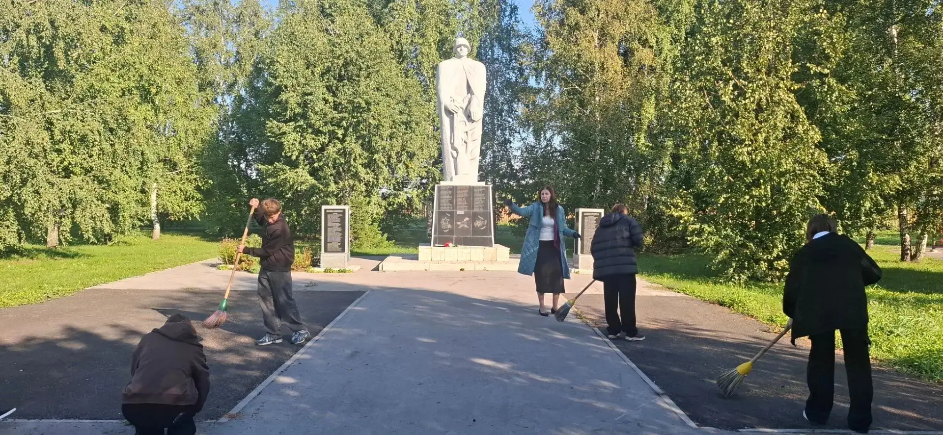 🧹Сегодня наши школьные волонтеры взяли в руки грабли, метлы и перчатки! 🧹🌳Ребята при...
