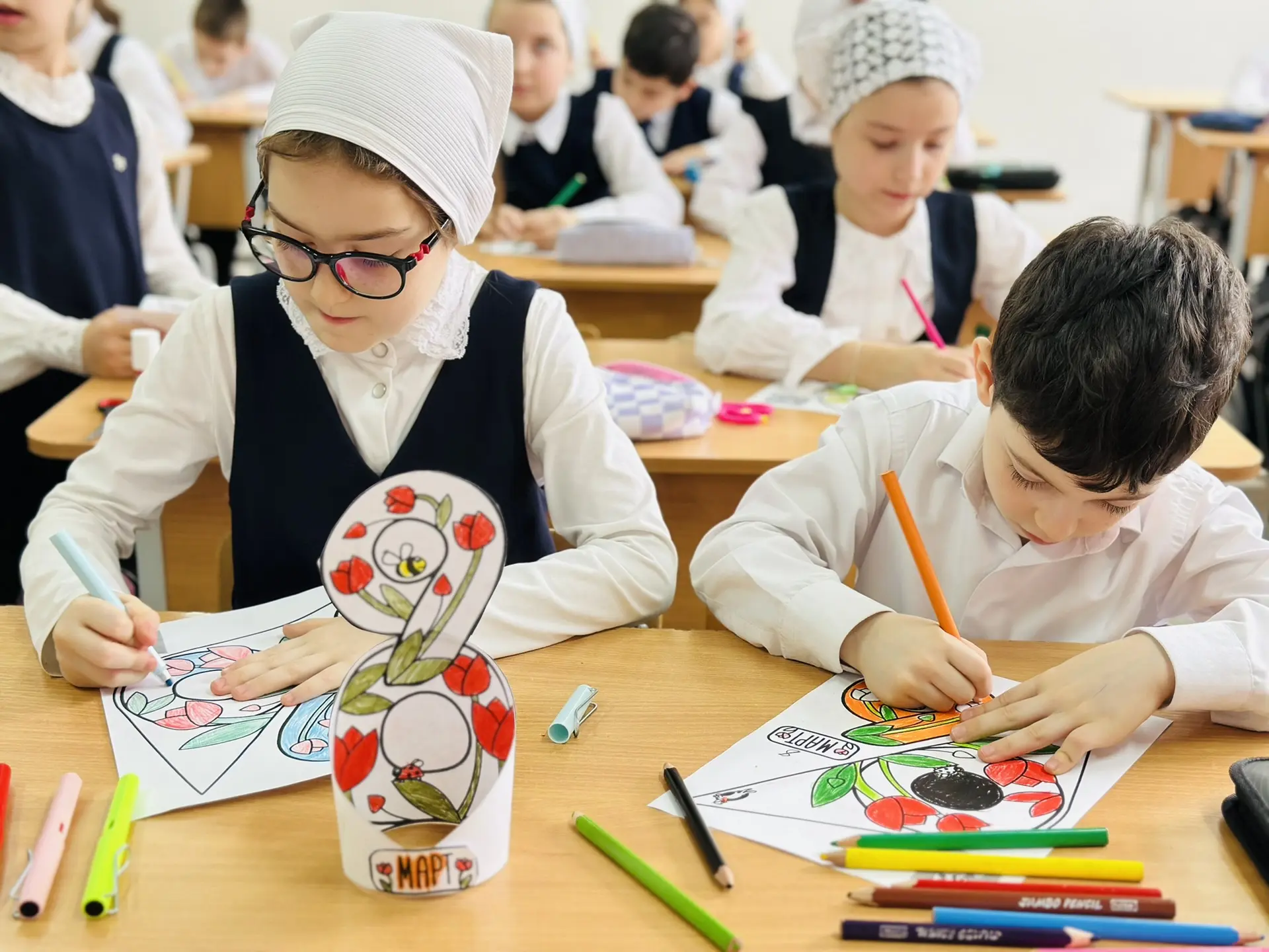 Творческое занятие в 2 «Б» классе к Международному женскому дню🌷  В рамках мероприятий, посвященных 