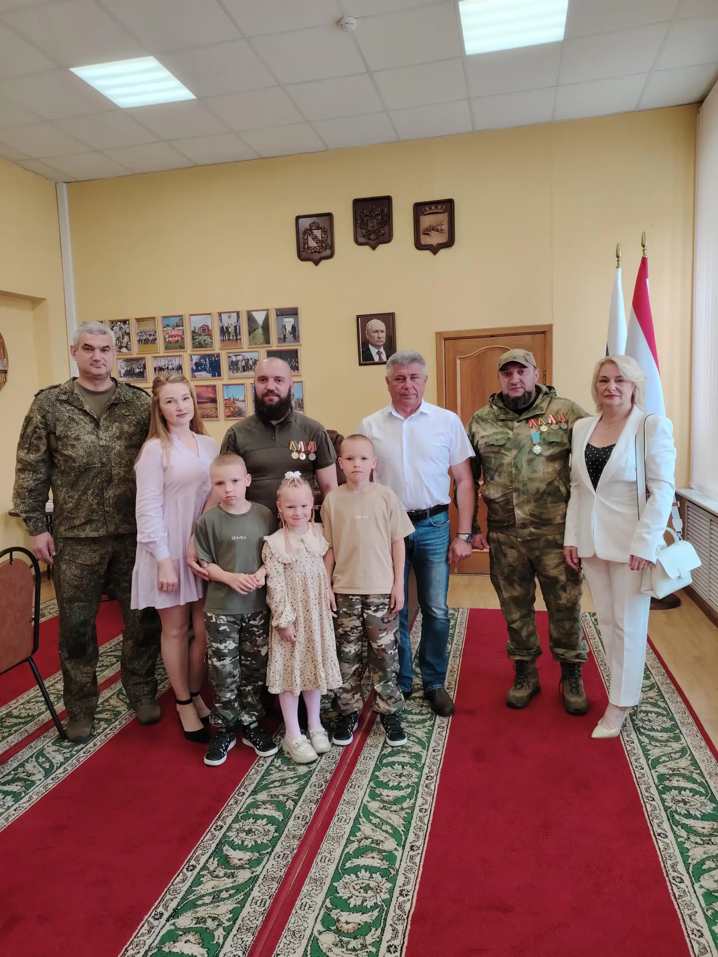 Глава района Игорь Глущенко и военный комиссар Илья Попов вручили государственные медали «За храброс