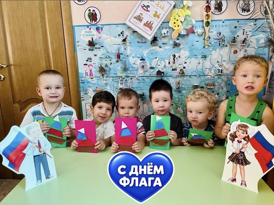 🇷🇺 День российского флага в группе N12 «Фантазёры»! 🇷🇺 Сегодня наши маленькие патри...