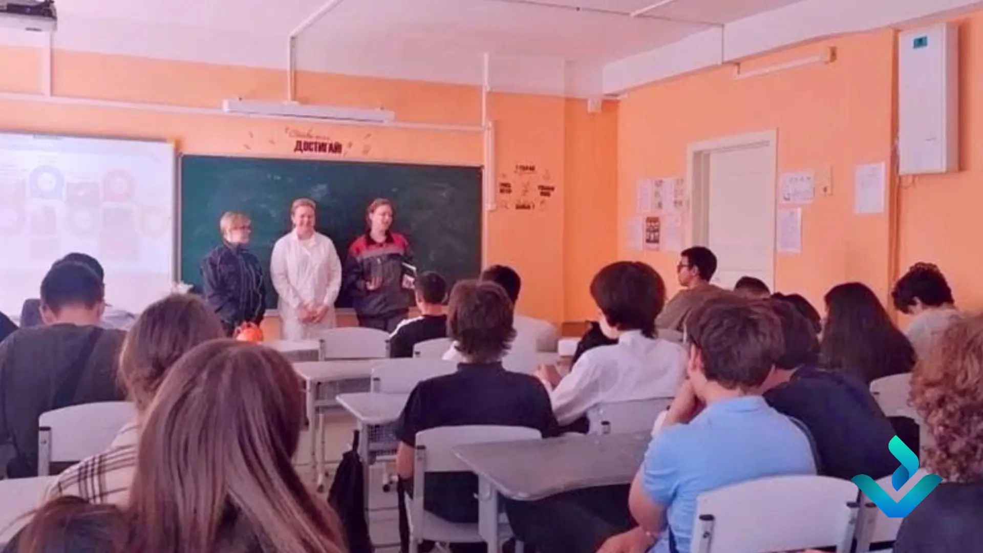 🎓 Студенты нашего колледжа на «Классной встрече»  Наши активисты провели «Классную встречу» с будущи