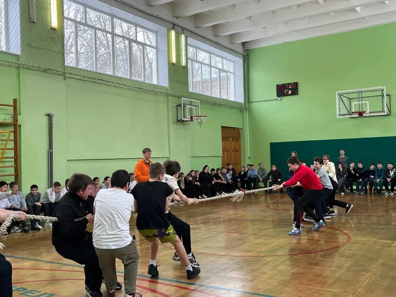 Широкая Масленица в нашей школе!     Вчера, 19 февраля, спортивный зал нашей школы превратился в нас