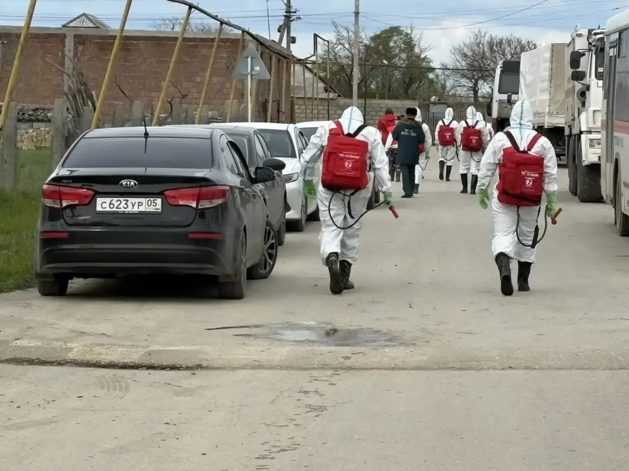 🔺🏥Волонтеры медики занимаются дезинфекцией потопленных территорий сел в Хасавюртовско...