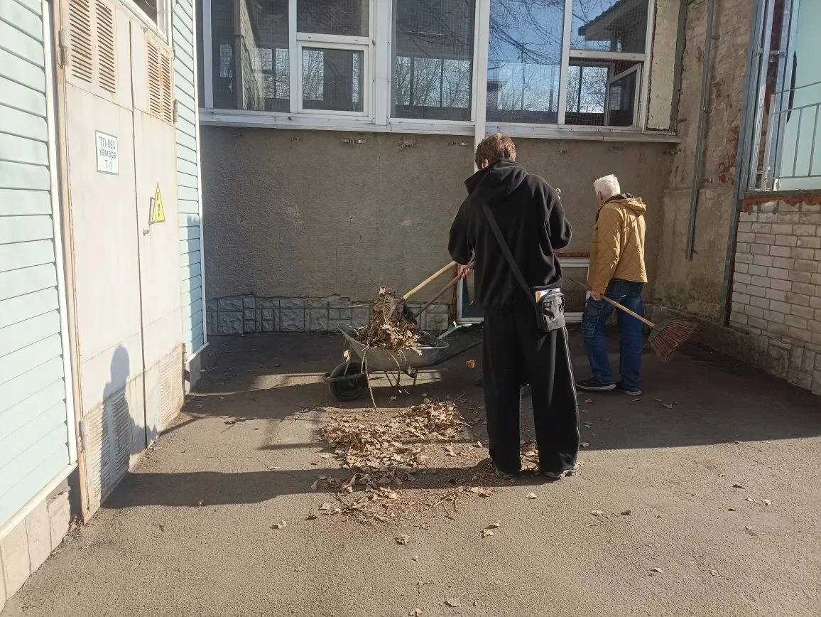 Студенты нашего филиала РГУПС вышли на субботник. Приводили в порядок территорию возле корпуса на ул
