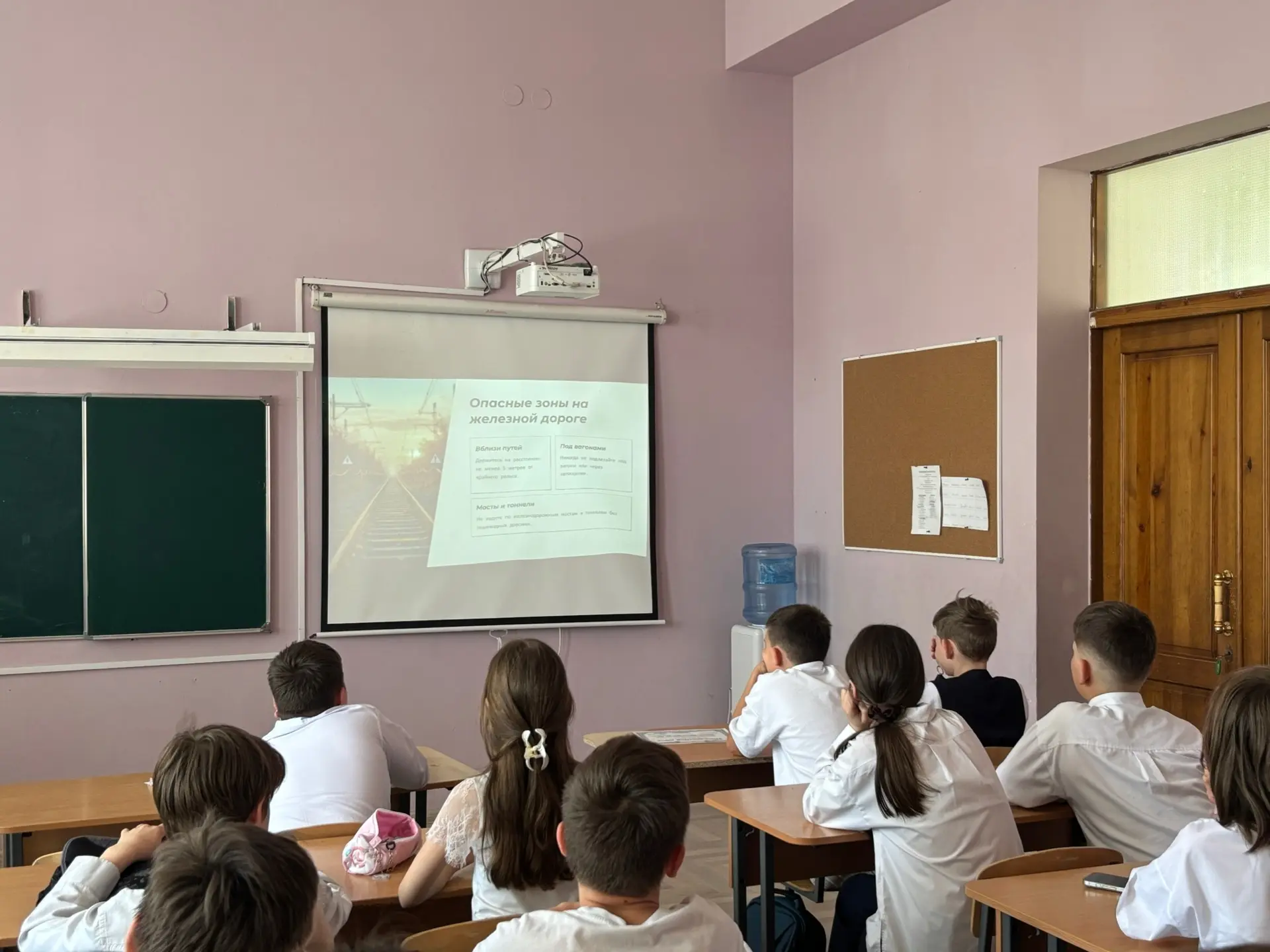 В целях снижения риска травмирования детей и подростков в зоне движения поездов во врем...