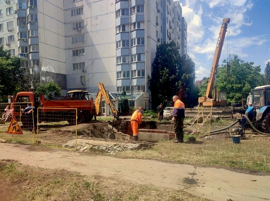 🔧🚜 Бригада Ростовводоканала устраняет порыв водопровода в Северном жилом массиве.