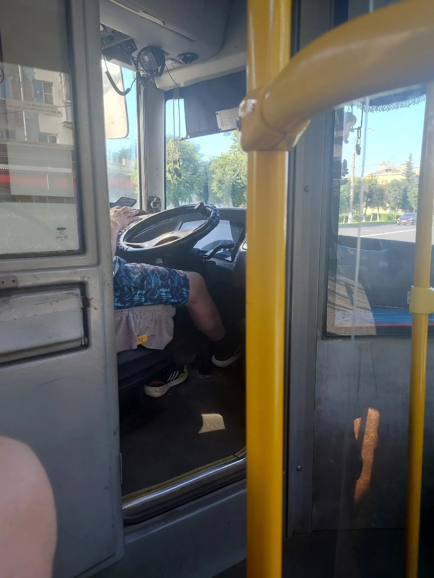 Едем 7км/ч потому что водитель втухает в переписку ВК) 26 автобус, кажется надо что-то ...