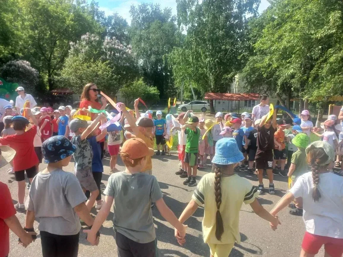✨"Любовь к России начинается с детства!" ✨
Сегодня в нашем детском саду царила особая атмосфера — пр