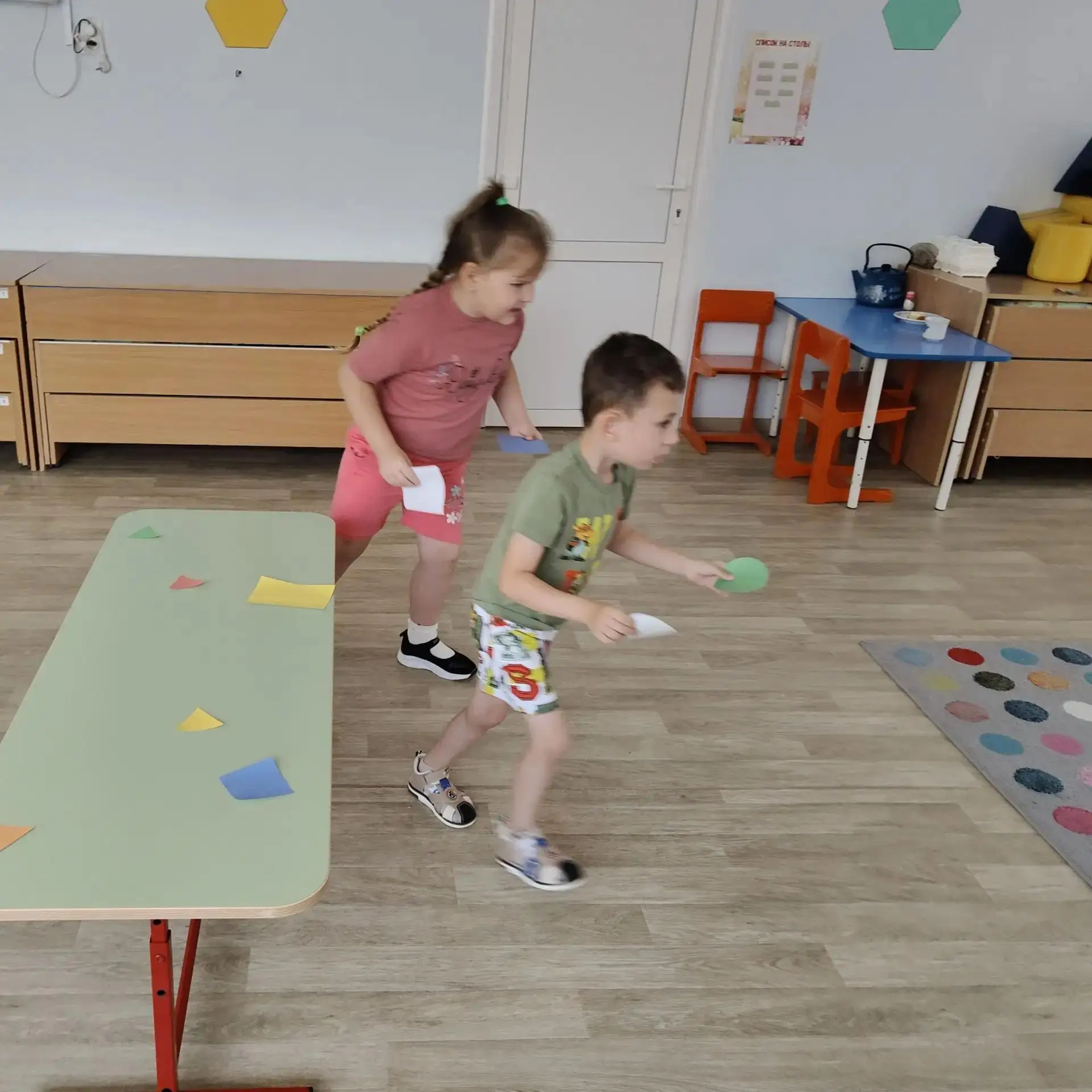 Сегодня ребята средней группы играли в "Геометрическую эстафету". Это было и весело и познавательно.