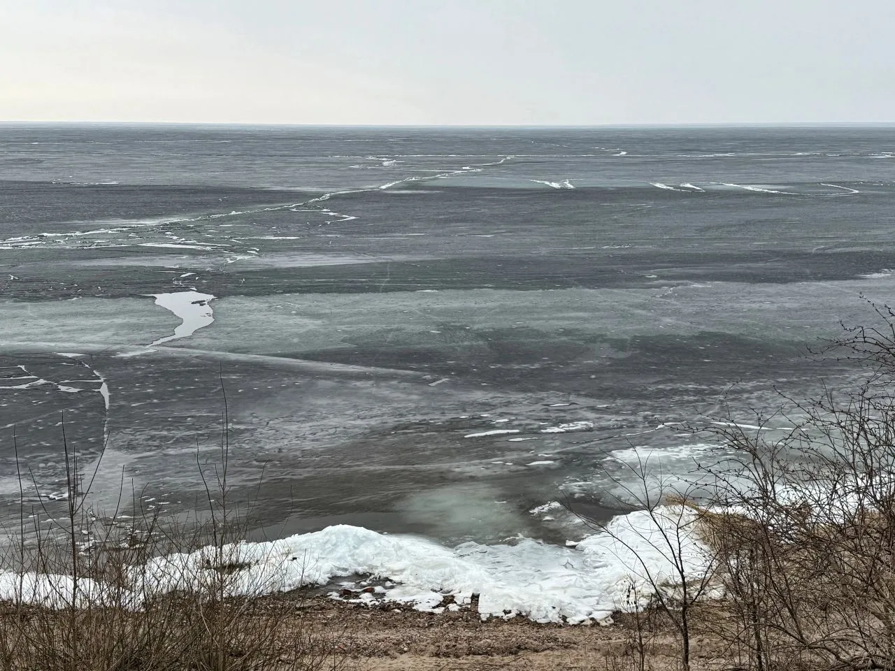 Весна на Талабске  Лёд на озере ещё стоит. Кое-где уже проступила вода, но он держится, не сдаётся. 