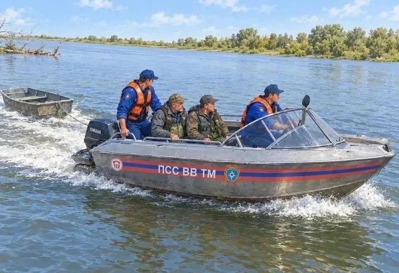 🌊 Спасатели помогли двум рыбакам на Дону