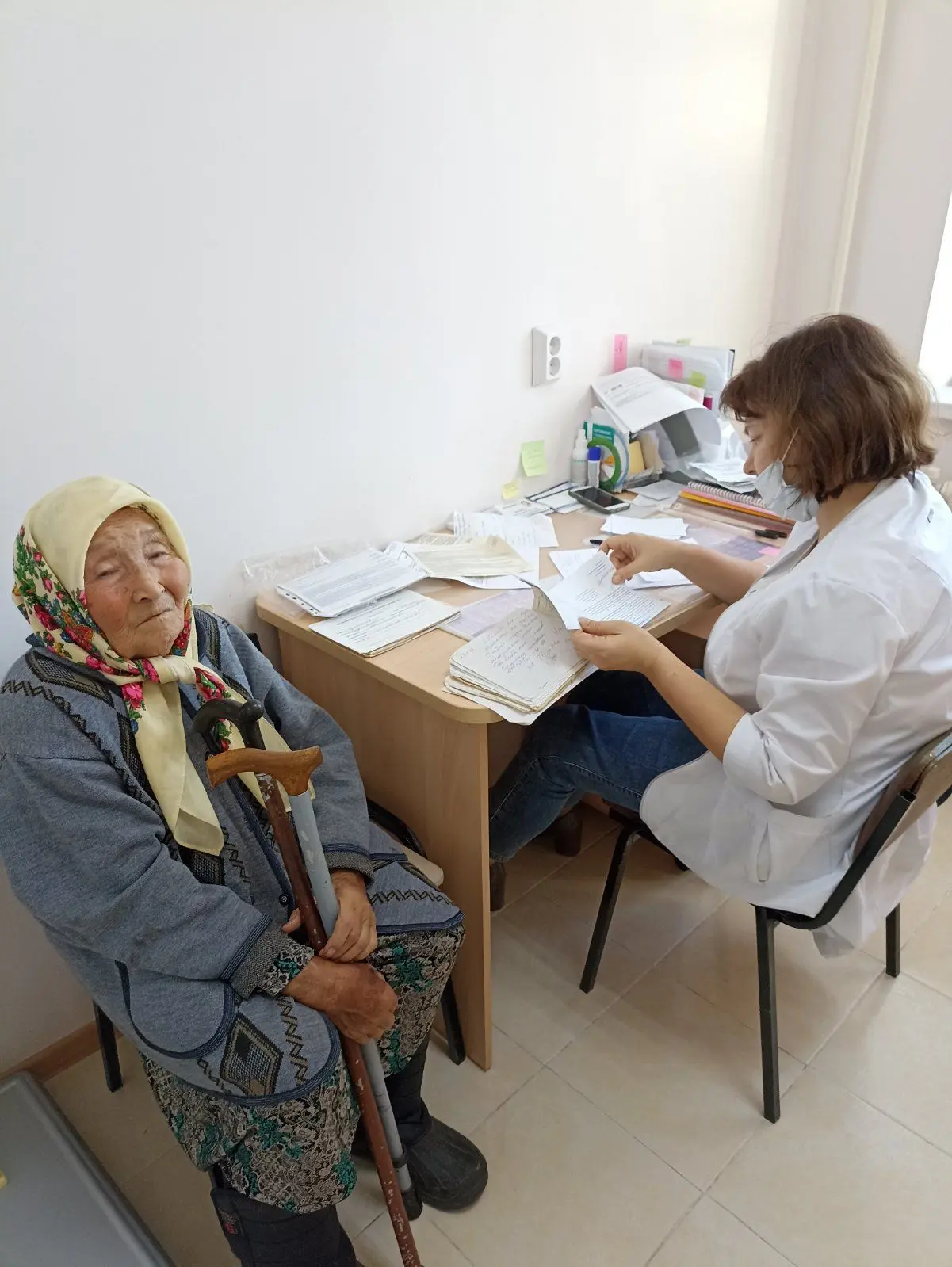 Социальные работники сопровождают своих получателей социальных услуг в лечебные учреждения.
В отделе