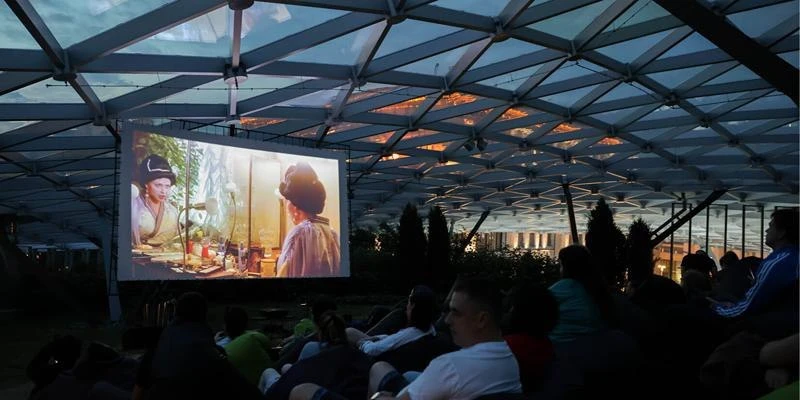 🎬 Фестиваль «Кинолето» в Зарядье — золотой фонд отечественного кино под открытым небом

Расписание 