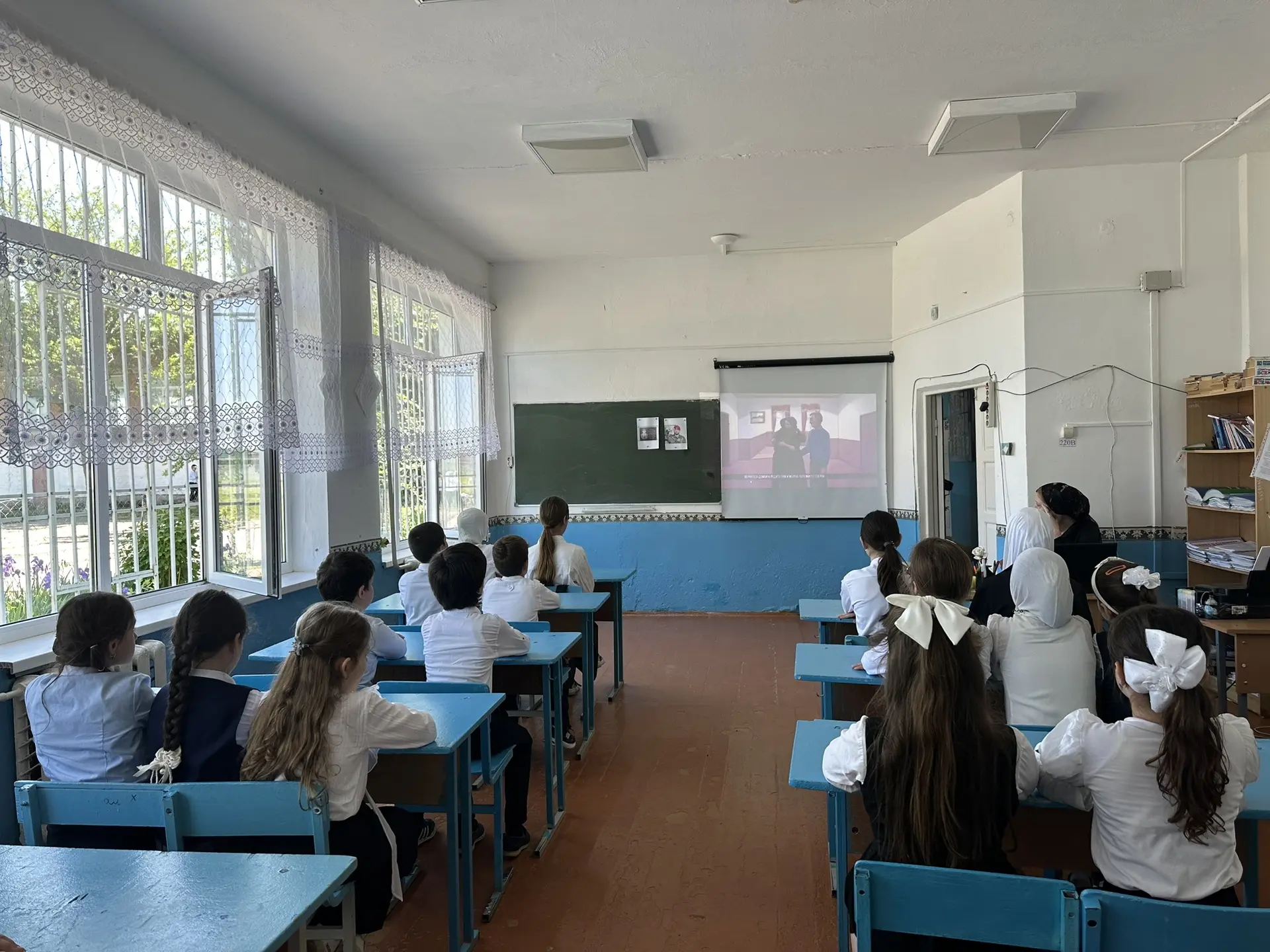 В МКОУ «Хуцеевская СОШ» в 1–2 классах прошел тематический классный час «ВОВеки СВОи». М...