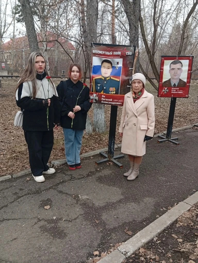 🌿✨ 30 апреля активисты музея после субботника отправились к памятникам героям СВО.    В этот день мы