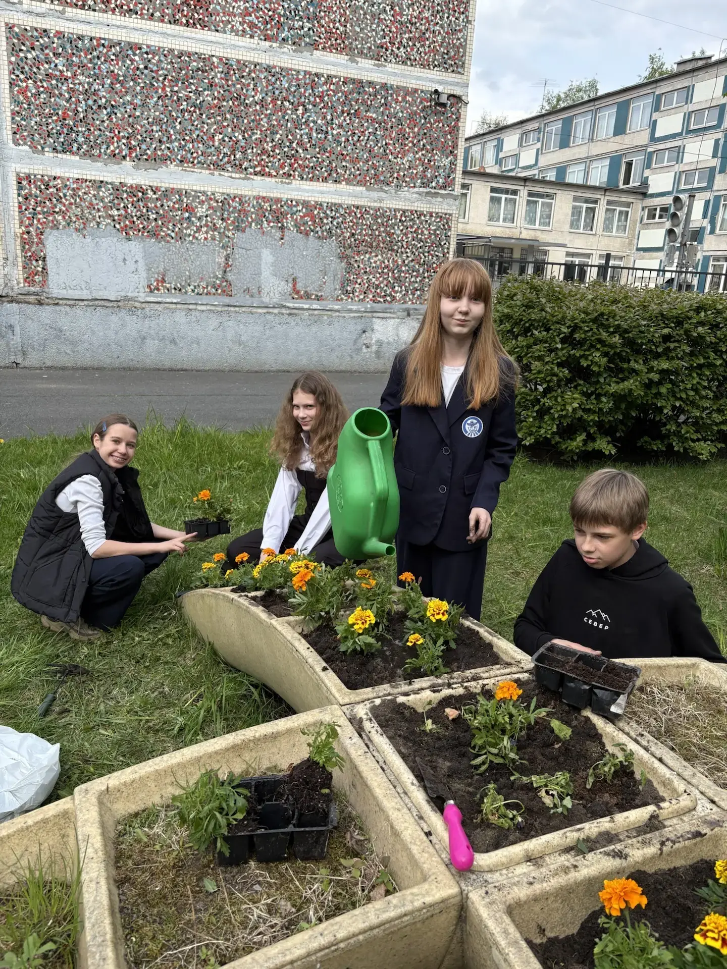 #КЛАССный_день_79школа  Ученики 5 «А» класса дружно подготовились к летнему сезону!  Ребята обновили