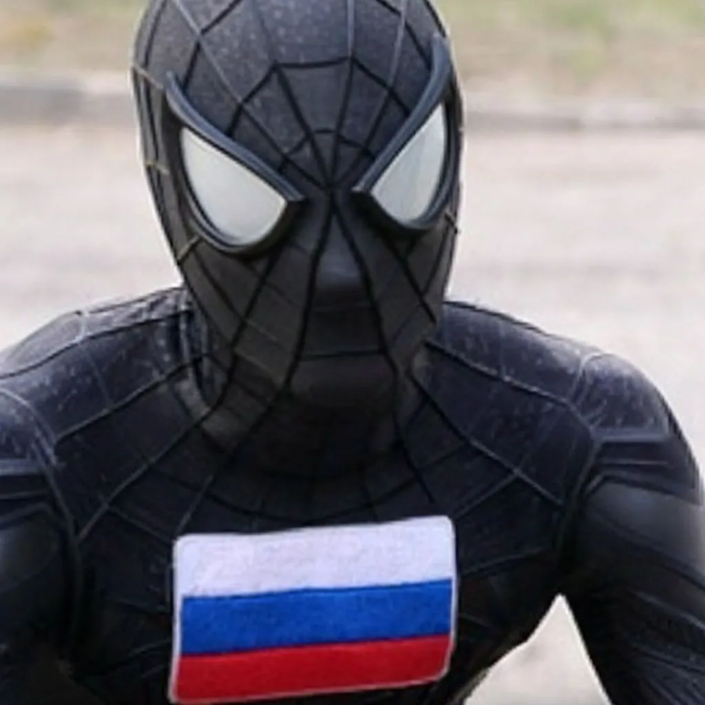 Ладно, Спайди, мы остановим стрельбу, но если ты уберешь песню Монеточки* из фильма и п...